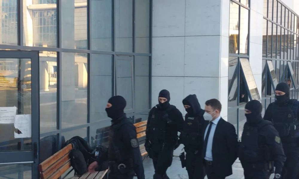Γλυκά Νερά: Στο δικαστήριο με χειροπέδες πισθάγκωνα ο Μπάμπης Αναγνωστόπουλος